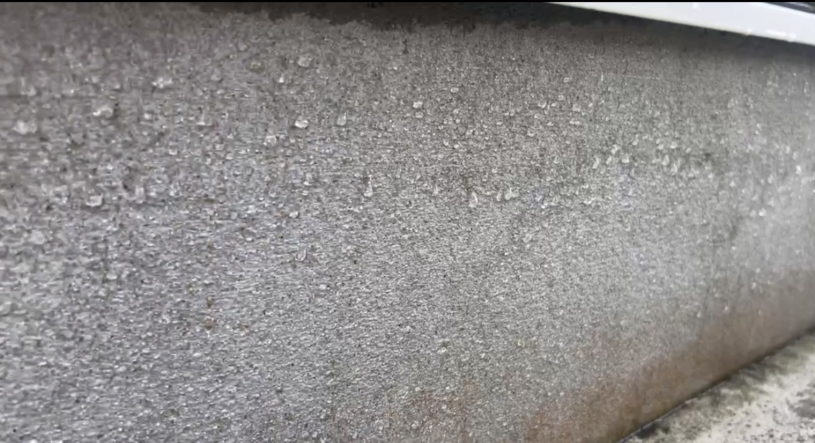 なぜ水を弾くの？基礎補修で使う『レッカノンM』の役割とは。動画あり